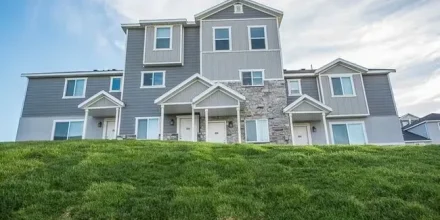 the-overlook-in-herriman---gorgeous-townhome-riverton-ut-primary-photo_1_11zon